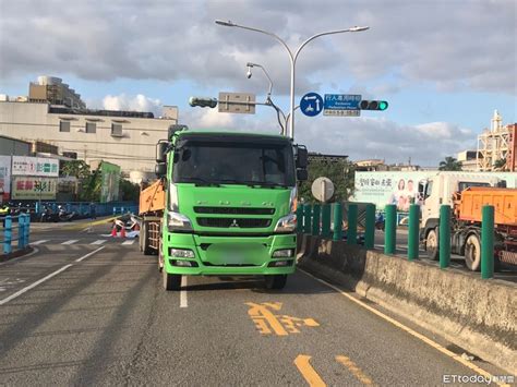 樹林環河路車禍|快訊／新北樹林死亡車禍！單車女遭砂石車輾斃 丈夫。